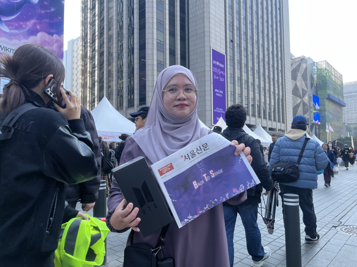 브루나이에서 온 무슬림인 나지아가 이슬람 전통 의상인 ‘아바야’를 보라색으로 맞춰 입고 21일 서울 종로구 광화문광장을 찾았다. 그의 손엔 그룹 방탄소년단(BTS)의 상징색인 보라색을 강조한 서울신문 BTS 특별판이 들려 있다. 박다운 수습기자