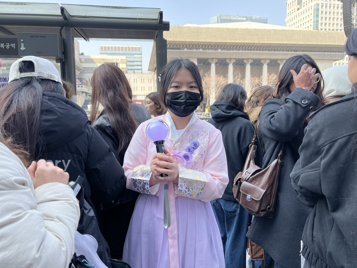 연보라색 한복 치마를 입은 김주하양이 보라색 나비 모양 비녀를 꽂고 보라색 아미밤(BTS 공식 응원봉)을 들고 있다. 이지 수습기자