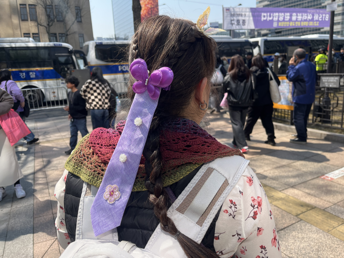 김정애씨가 BTS의 상징색인 보라색 댕기를 묶은 채 BTS의 공연을 기다리고 있다. 박다운 수습기자