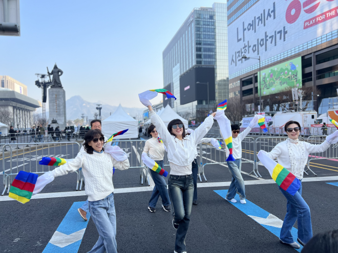 라인댄스 강사 정지아씨를 비롯한 동호회 회원들이 광화문 광장에서 그룹 방탄소년단의 노래에 맞춰 춤을 추고 있다. 이지 수습기자