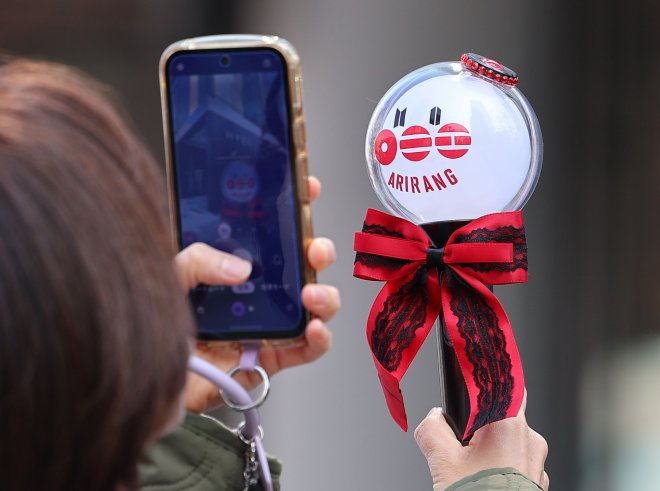 그룹 방탄소년단(BTS)이 정규 5집 ‘아리랑’(ARIRANG) 발매를 기념해 무료 공연 ‘BTS 컴백 라이브: 아리랑’(BTS THE COMEBACK LIVE｜ARIRANG)을 여는 21일 서울 용산구 하이브 사옥 앞에서 ‘아미’(BTS 팬덤)들이 기념촬영을 하고 있다. 연합뉴스