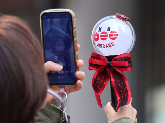 그룹 방탄소년단(BTS)이 정규 5집 ‘아리랑’(ARIRANG) 발매를 기념해 무료 공연 ‘BTS 컴백 라이브: 아리랑’(BTS THE COMEBACK LIVE｜ARIRANG)을 여는 21일 서울 용산구 하이브 사옥 앞에서 ‘아미’(BTS 팬덤)들이 기념촬영을 하고 있다. 연합뉴스