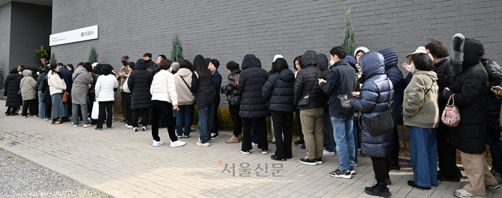 경기 시흥시 광석동 528-1에 마련된 ‘호반써밋 시흥거모 B1블록’ 견본주택 입장을 기다리는 방문객들. 홍윤기 기자