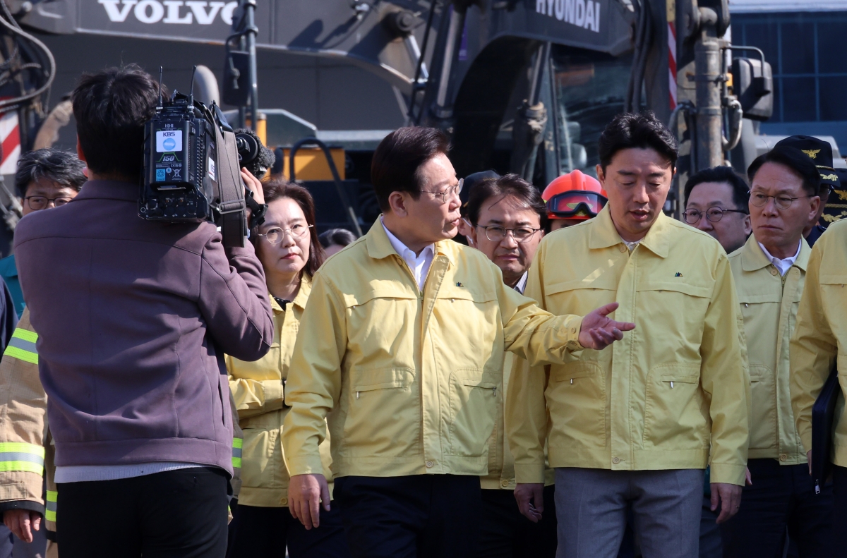 이재명 대통령이 21일 대전 대덕구 안전공업 건물의 대형 화재 현장을 찾아 피해 상황을 점검하고 있다. 대전사진공동취재단