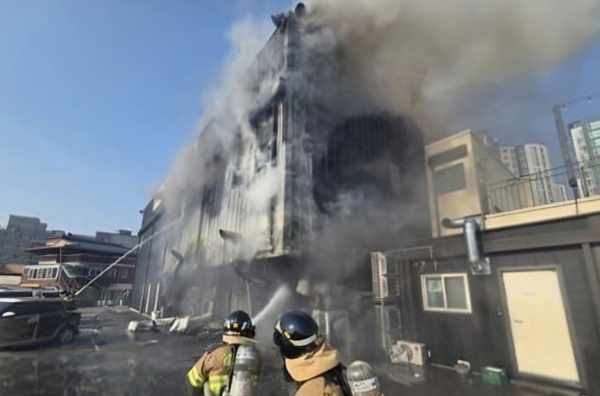 21일 오후 3시 49분쯤 경기 여주시 현암동의 한 2층짜리 상가건물에서 불이 났다. 사진은 화재 발생 현장. 경기도소방재난본부 제공