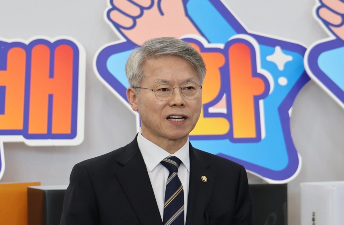 민형배 민주당 전남광주통합특별시장 경선 후보가 21일 예비경선 직후 무차별 유포된 ‘허위 득표율 지라시’와 관련 기자회견을 열고 강력 대응방침을 천명하고 있다.
