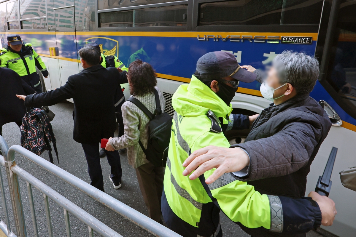 결혼식에 가려면 핸드스캐너 검사부터