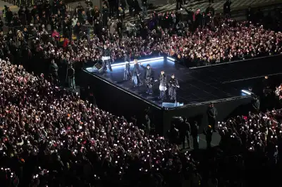 광화문광장 뒤덮은 ‘보랏빛’ 파도, BTS 등장에 ‘일렁’