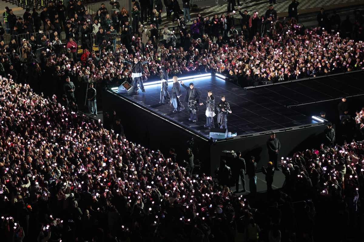 그룹 방탄소년단(BTS)이 21일 서울 광화문 광장에서 정규 5집 ‘아리랑’(ARIRANG) 발매를 기념해 무료 공연 ‘BTS 컴백 라이브: 아리랑’(BTS THE COMEBACK LIVE｜ARIRANG)을 열고 있다. 연합뉴스