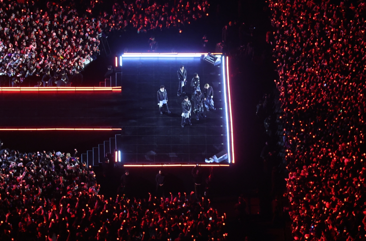 BTS 광화문 컴백, ‘아미’와 함께 ‘붉은 빛’으로 물들다