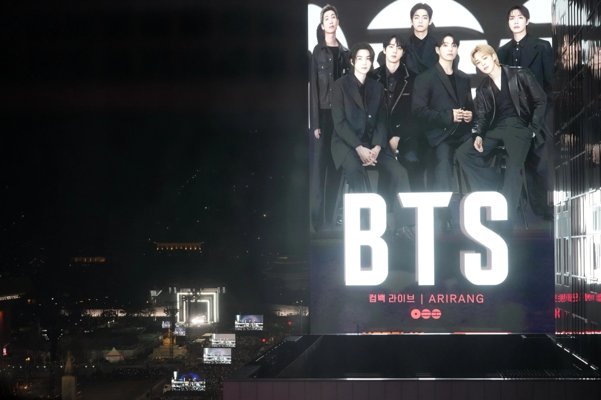 방탄소년단(BTS)이 21일 서울 종로구 광화문광장에서 컴백을 기념해 ‘BTS 컴백 라이브 : 아리랑’ 공연을 선보이고 있다. 2026.3.21 AP 뉴시스