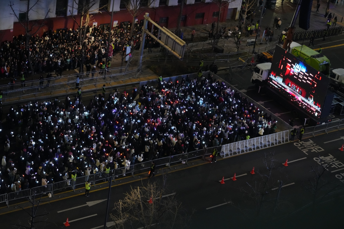 21일 서울 광화문에서 열린 ‘BTS 컴백 라이브: 아리랑’(BTS THE COMEBACK LIVE | ARIRANG) 콘서트 영상을 팬들이 스크린을 통해 지켜보고 있다. 2026.3.21 AP 뉴시스