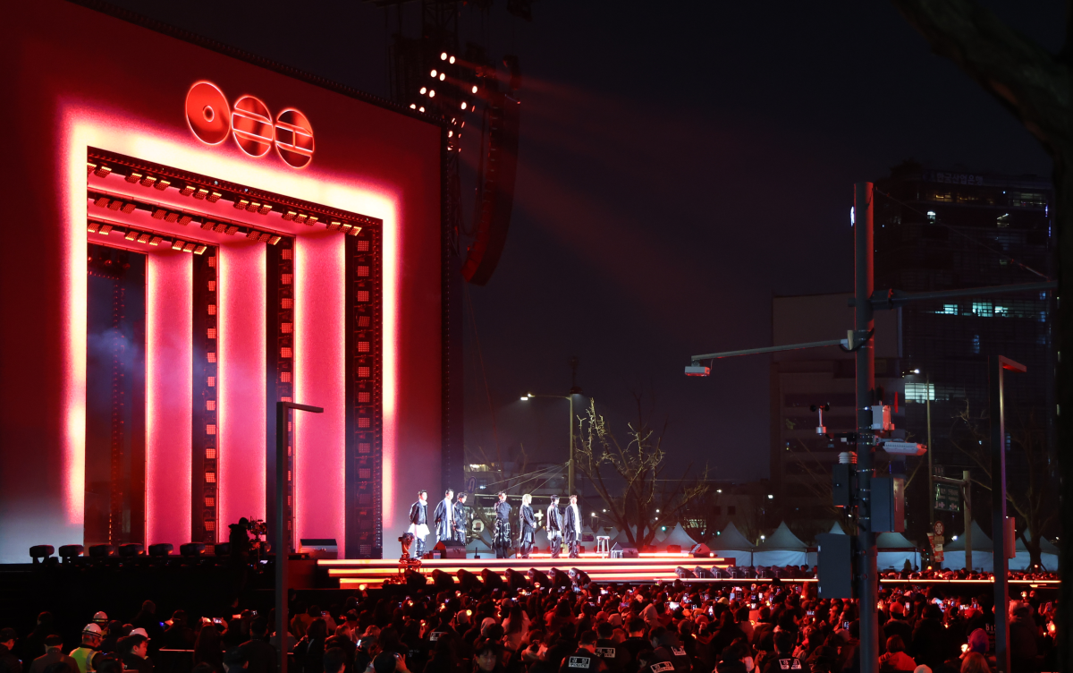 방탄소년단(BTS)이 21일 오후 서울 광화문광장에서 열린 컴백 무대에서 공연하고 있다. 연합뉴스