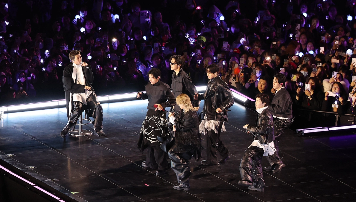 글로벌 K팝 그룹 방탄소년단(BTS)이 21일 서울 광화문 광장에서 정규 5집 ‘아리랑’(ARIRANG) 발매를 기념해 무료 공연 ‘BTS 컴백 라이브: 아리랑’을 선보이고 있다. 연합뉴스