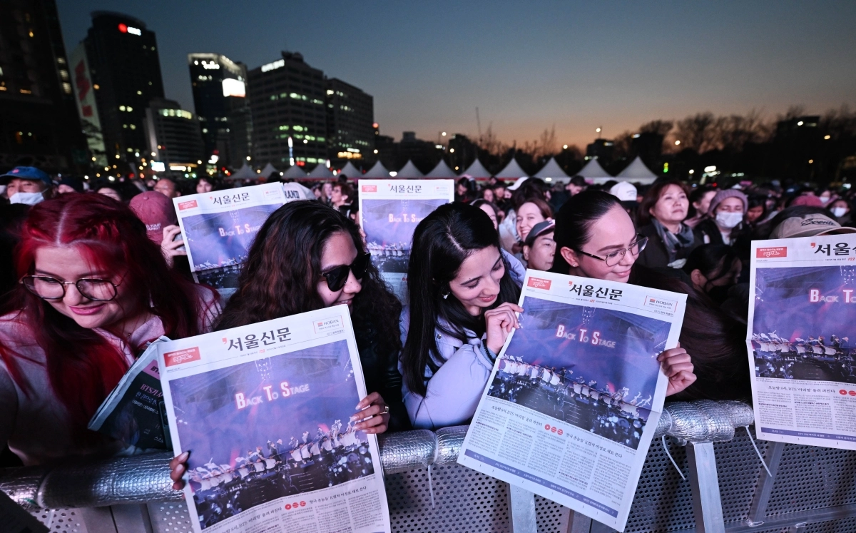 방탄소년단(BTS) 컴백 공연일인 21일 서울시청 광장에서 외국인 팬들이 호외로 제작된 서울신문 BTS 특별판을 들어보이고 있다. 2026.3.21 홍윤기 기자