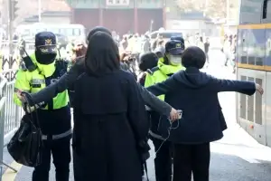 [포토] 검문검색 받는 결혼식 하객들