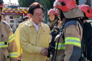 [포토] 이재명 대통령, 대전 화재 현장 소방관 격려