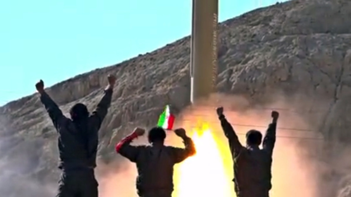 미국과 이스라엘의 대이란 군사작전 개시 22일째인 21일(현지시간) 이란 이슬람혁명수비대(IRGC)는 이스라엘 중·북부와 바레인 주페어지역에 있는 미 해군 제5함대 본부를 겨냥한 개전 후 72번째 공격을 감행했다. 사진은 이날 IRGC가 군사 목표물을 향해 미사일을 발사하는 모습. 2026.3.21 IRGC 자료