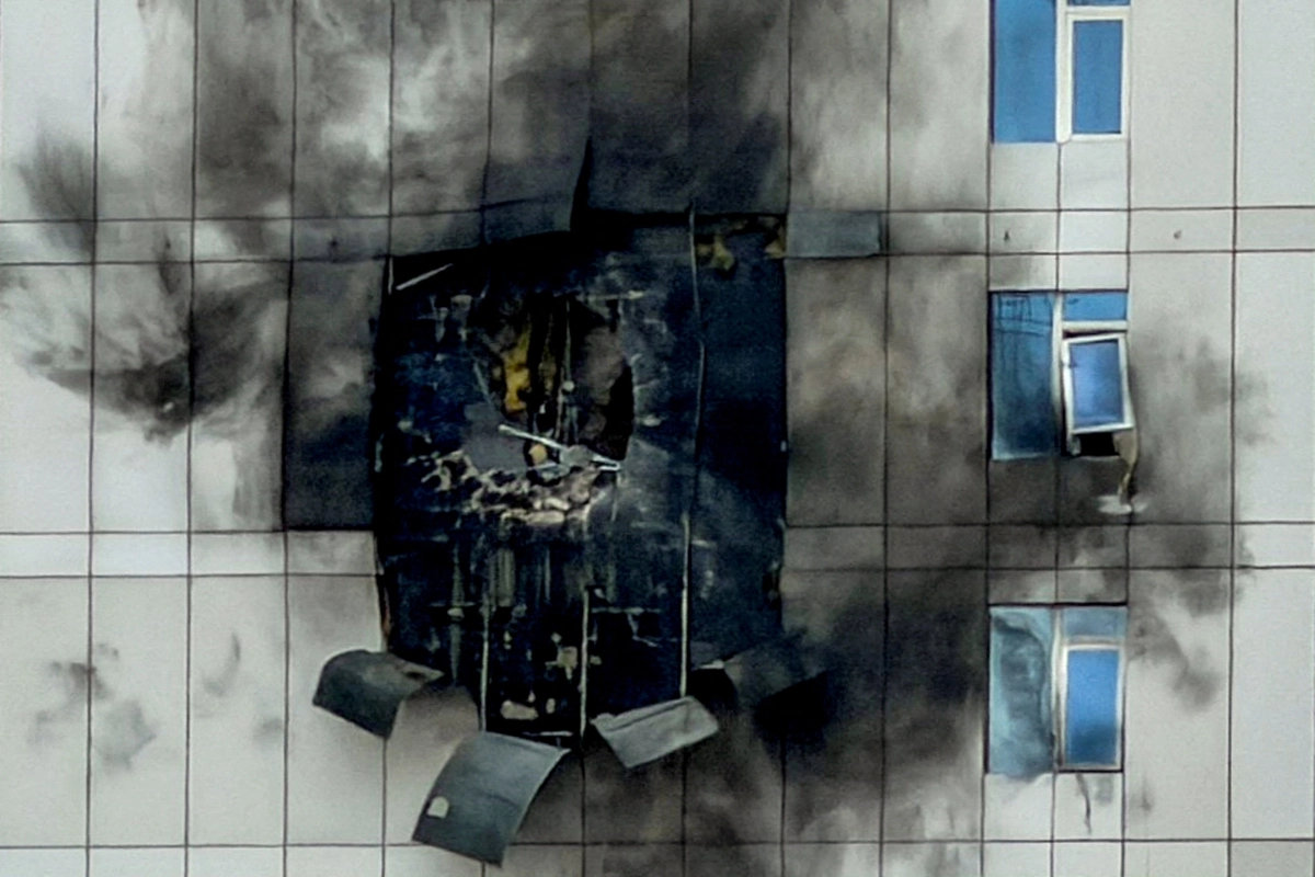 1일(현지시간) 미국과 이스라엘의 공습에 대한 이란의 보복 공격으로 바레인 마나마 주페어 지역 건물이 손상돼 있다. 2026.3.1 주페어 로이터 연합뉴스