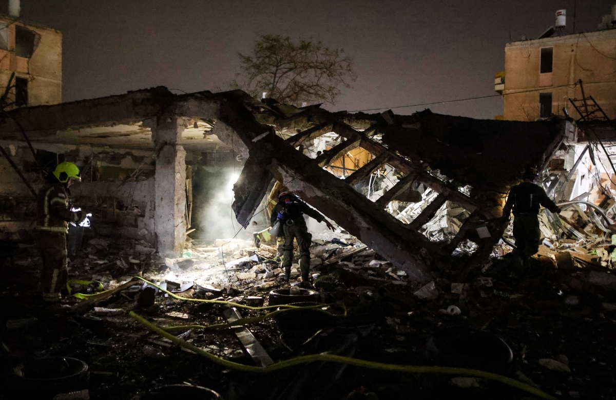21일(현지시간) 이란의 미사일 공격을 받은 이스라엘 남부 디모나에서 구조대원들이 긴박하게 현장을 수습하고 있다. 로이터 연합뉴스