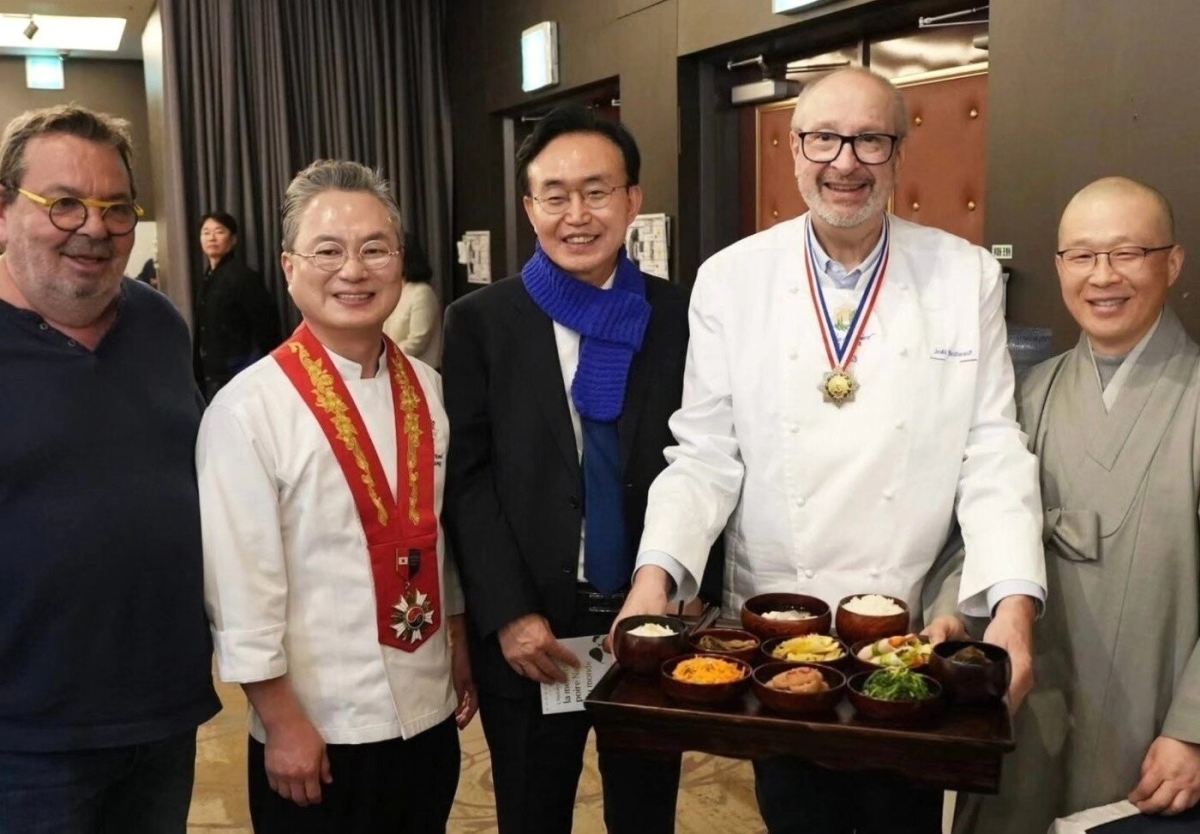 나주홍보대사인 안유성 대한민국 제16대 조리명장이 최근 윤병태 나주시장과 함께 프랑스 명장요리사협회(MCF) 소속 11개국 셰프 및 미식 관계자들을 만나 남도 음식과 식재료를 소개하며 교류의 시간을 갖고 있다. 안유성 SNS.