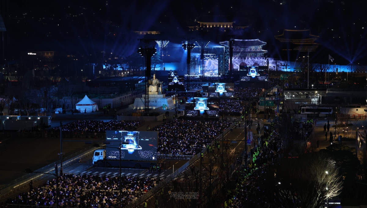 3년 9개월 만에 완전체로 복귀하는 방탄소년단(BTS)의 ‘BTS 컴백 라이브: ARIRANG’ 공연이 21일 서울 광화문광장 일대에서 펼쳐지고 있다. 이번 공연은 세계 190개국에 생중계된다. 2026.3.21 홍윤기 기자