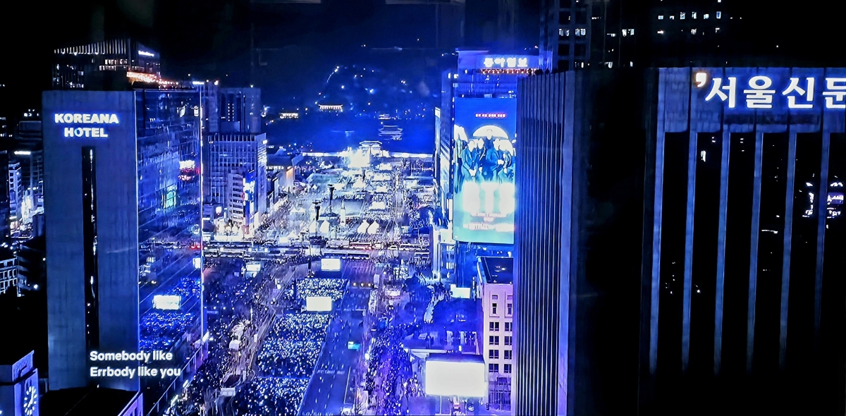 ‘서울신문’ 한글 간판과 세종대로를 담은 화면. 넷플릭스 캡처.