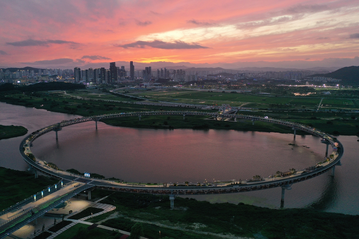 세종시의 랜드마크인 ‘이응다리’ 금강보행교. 서울신문 DB.
