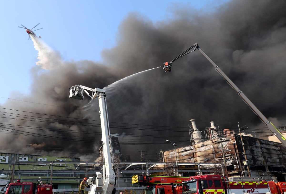 20일 대전광역시 대덕구 문평동의 자동차 부품공장에서 화재가 발생해 소방헬기가 화재 진압을 하고 있다. 뉴시스