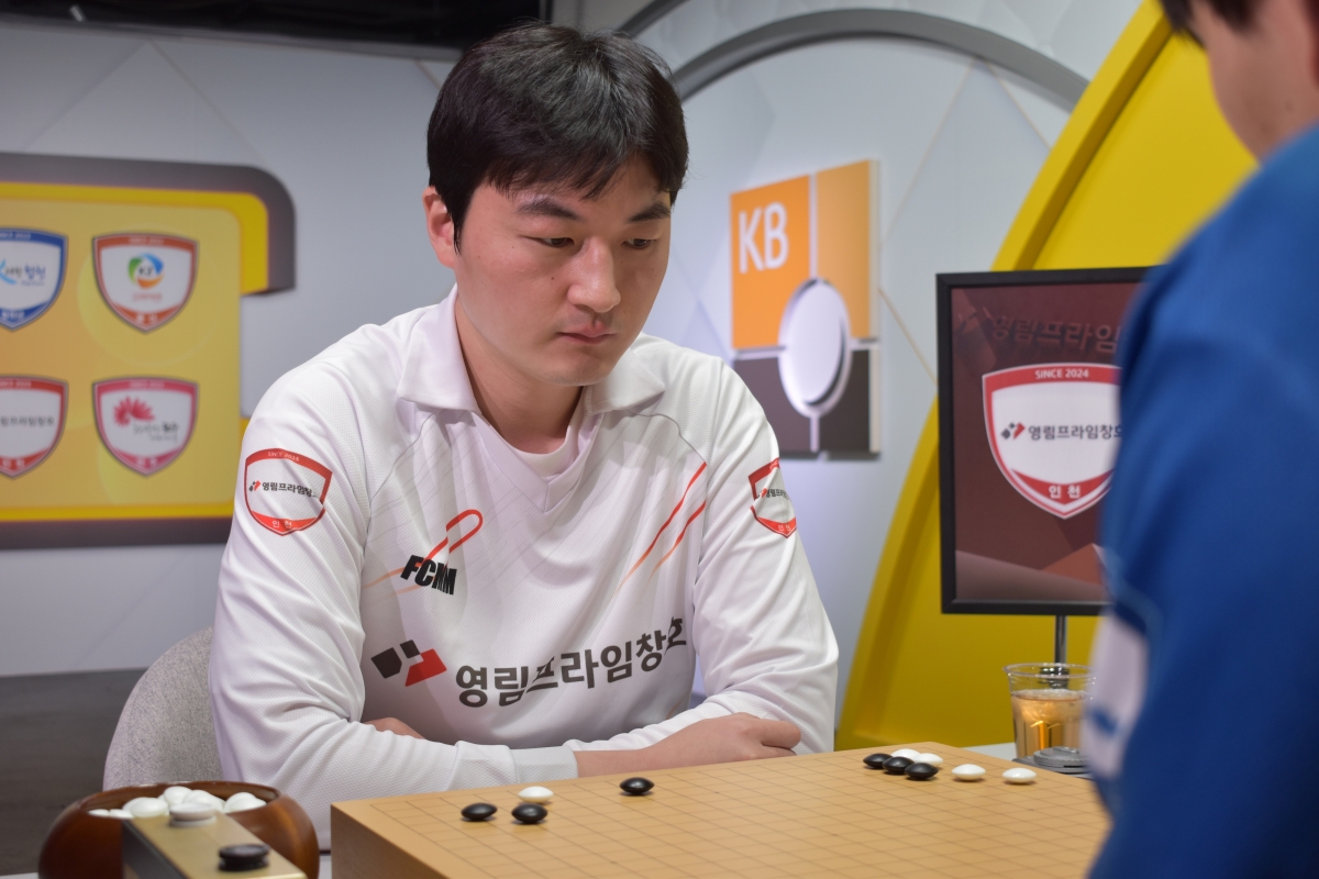 영림프라임창호 강승민 9단이 21일 서울 성동구 한국기원 바둑TV 스튜디오에서 열린 2025~26 KB국민은행 바둑리그 플레이오프 1차전 마지막 대국에서 원익 이지현 9단을 상대하고 있다. 2026.3.22 한국기원 제공