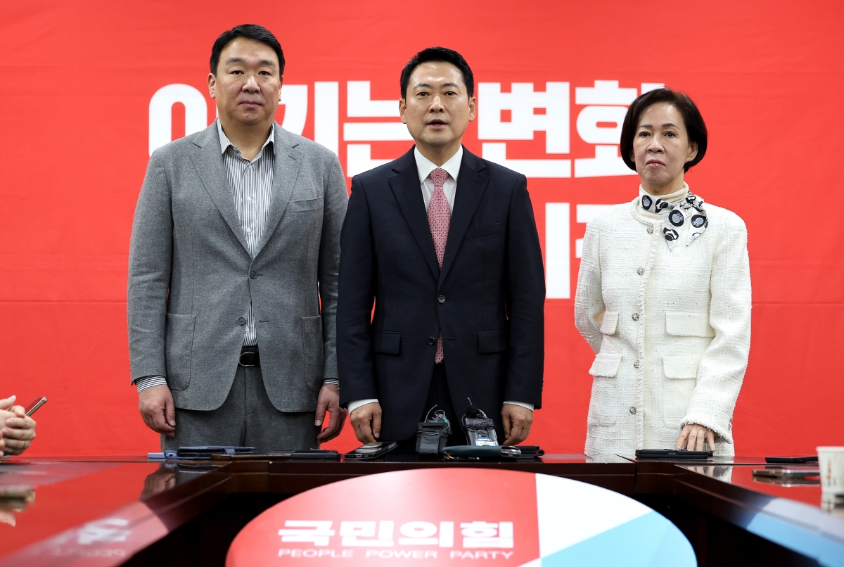 취재진 질문에 답하는 장동혁 대표