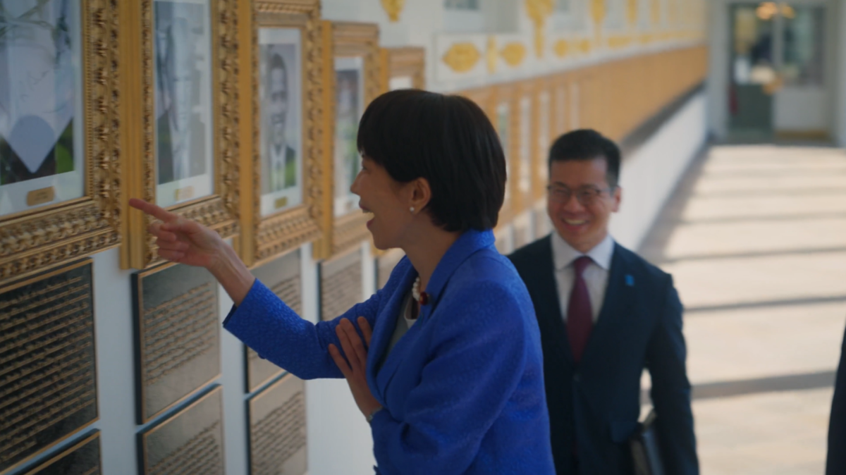 다카이치 사나에 일본 총리가 19일(현지시간) 미 백악관 경내를 둘러보면서 바이든 전 미국 대통령을 조롱하는 사진을 가리키며 활짝 웃고 있다. 백악관 엑스(X) 캡처