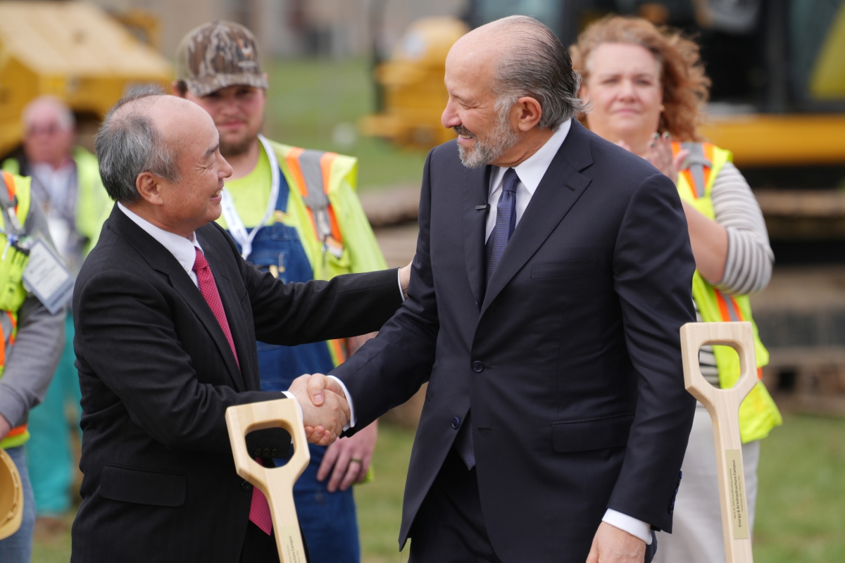 손정의(왼쪽) 소프트뱅크그룹의 회장과 하워드 러트닉 미 상무장관이 20일(현지시간) 오하이오주 파이크턴에서 열린 가스 화력 발전소 기공식에서  악수하고 있다.  오하이오 AP 연합뉴스