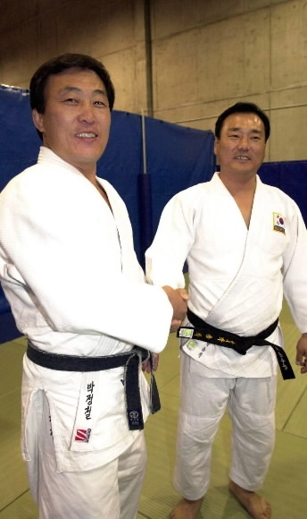 2000년 시드니올림픽을 앞두고 박종학(오른쪽) 한국 유도 대표팀 감독이 박종철 북한 유도 대표팀 감독을 만나 악수를 하고 있는 모습. 서울신문 DB