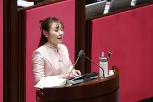 김예지, 점자 짚으며 ‘17시간 35분’ 필버…여야 모두 “수고했다”