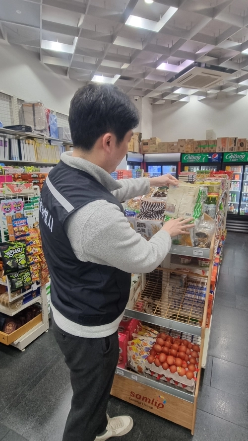 서울시 식품안전단속반이 ‘저가 수입빵’ 안전성 검사를 실시하고 있다. 서울시 제공