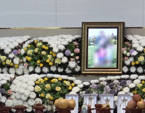 지난 18일 울산 울주군의 한 빌라에서 숨진 채 발견된 네 남매(7세·5세·3세 여아, 5개월 남아)와 30대 아빠의 발인식이 22일 엄수됐다. 사진은 빈소에 영정이 놓여 있는 모습. 2026.3.22. 연합뉴스