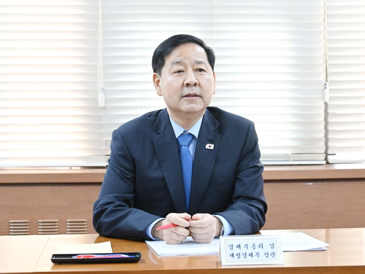 구윤철 부총리, 중동 상황에 따른 고유가 대응 관계 장관 간담회 주재     (서울=연합뉴스) 구윤철 부총리 겸 재정경제부 장관이 22일 서울 종로구 정부서울청사에서 중동 상황에 따른 고유가 대응 관계 장관 간담회를 주재하고 있다. 2026.3.22 [재정경제부 제공. 재판매 및 DB 금지]     photo@yna.co.kr (끝)