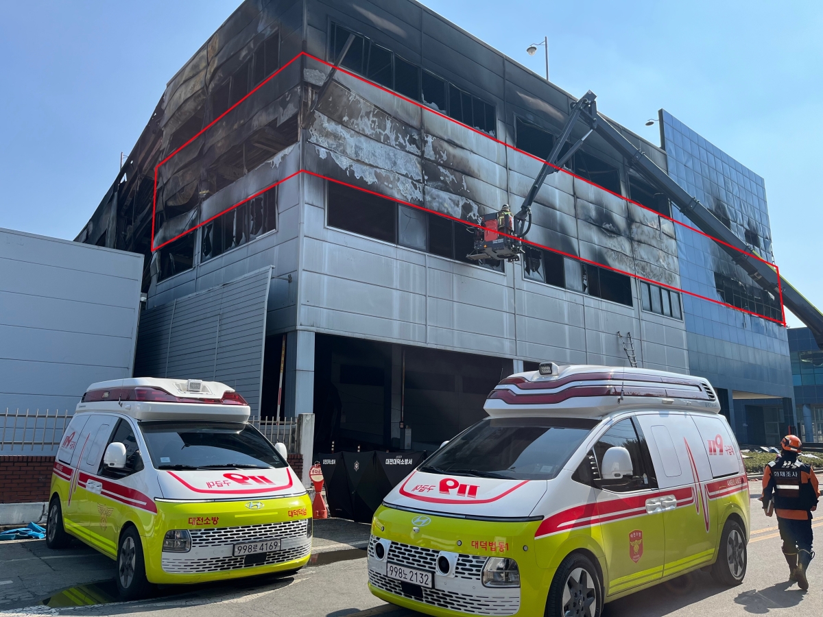 대전 자동차 부품 제조 공장 화재로 14명 숨진 가운데 사망자 다수 발견된 헬스장은 도면에도 없는 임의로 마련된 복층 형태의 공간으로 확인. 빨간선 안쪽이 복층 구간. 빨간선은 외부서 안보이게 창문을 덧댄 것으로 의심 받는 부분. 독자 제공