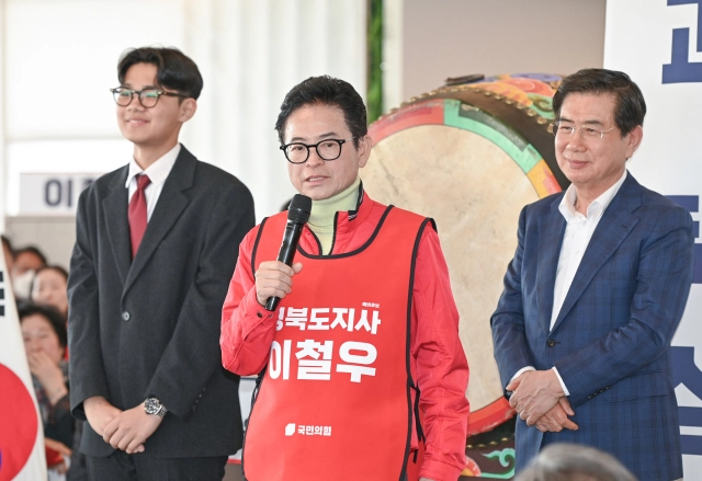 이철우(가운데) 경북지사 예비후보와 박규목 (왼쪽) 청소년선대위원장, 김성조 상임선대위원장. 이철우 경북지사 예비후보 선거캠프 제공