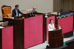 김예지, 점자 짚으며 17시간 ‘필버’
