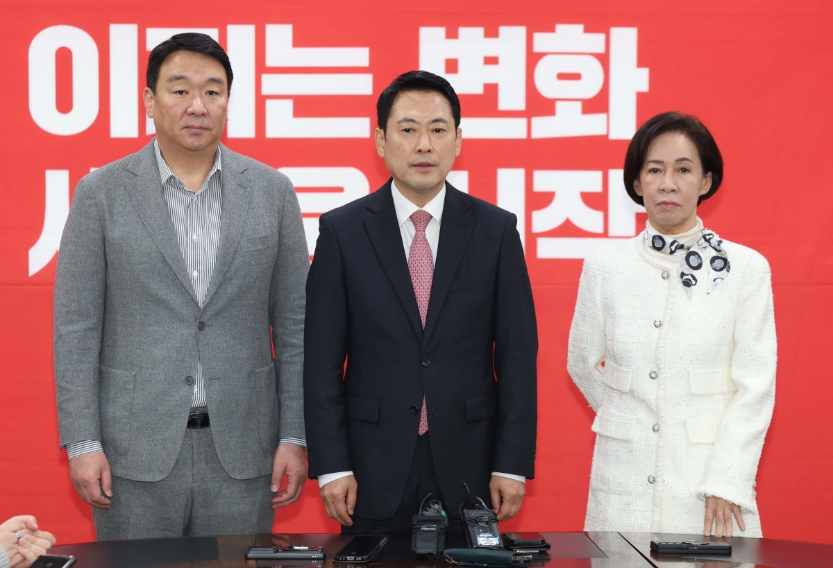 국민의힘 장동혁 대표가 22일 오전 대구시당에서 지방선거 대구시장 공천과 관련해 대구지역 국회의원들과 만난 뒤 기자들의 질문에 답하고 있다. 2026.3.22. 연합뉴스