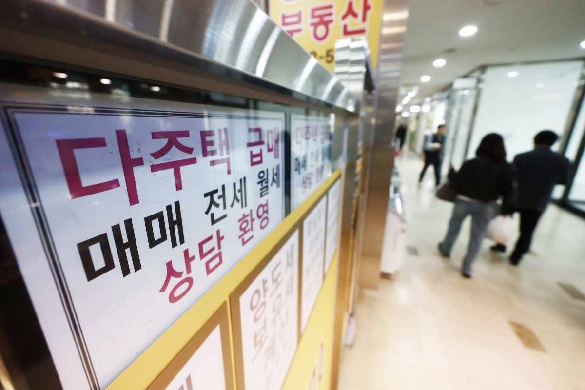 이재명 대통령이 부동산 정책 수립 과정에서 다주택자나 부동산 과다 보유 공직자를 배제하겠다는 입장을 밝힌 22일 서울 시내 부동산에 다주택자 급매 상담 안내문이 붙어 있다.  이날 이 대통령은 엑스(X)를 통해 “주택과 부동산 정책의 논의·입안·보고·결재 과정에서 다주택자와 비거주 고가 주택 소유자, 부동산 과다보유자를 배제하도록 청와대와 내각에 지시했다”고 밝혔다. 2026.3.22. 뉴스1