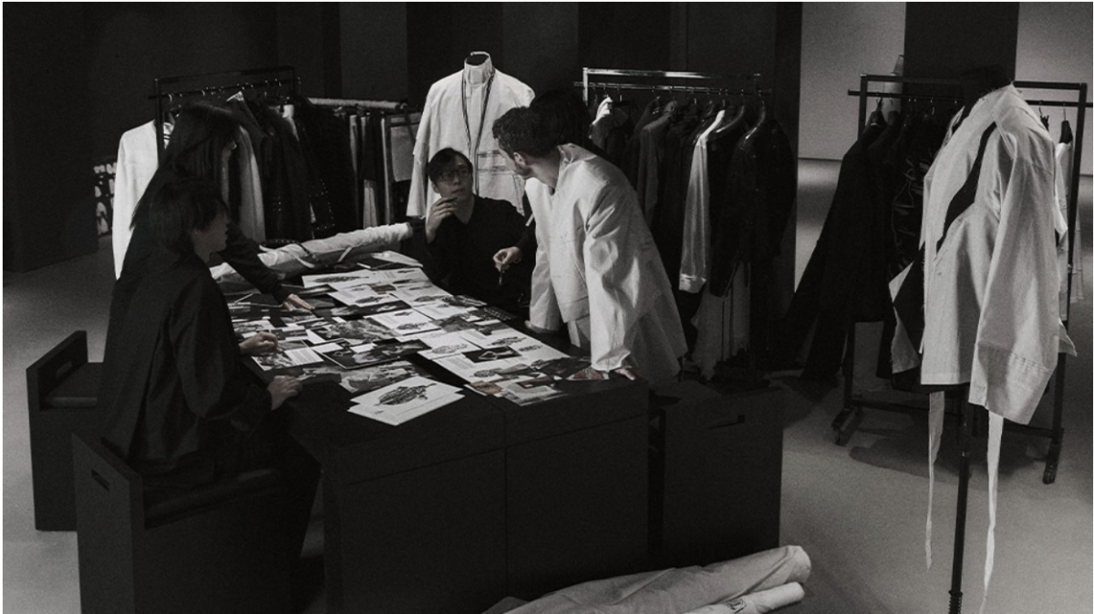 방탄소년단(BTS) 컴백 무대 의상 작업 현장. 송지오 홈페이지 캡처