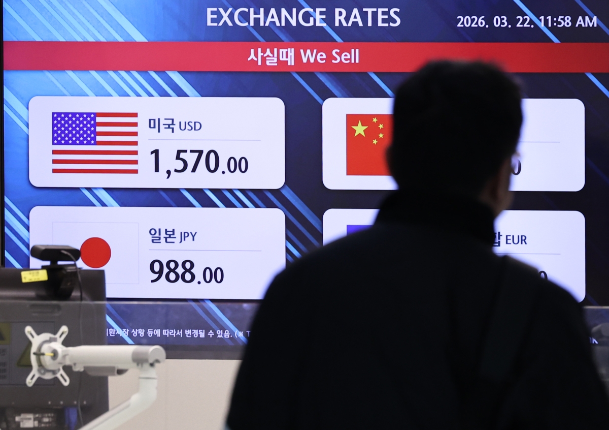 중동전쟁 여파가 이어지고 있는 22일 인천국제공항의 한 환전소에 미국 달러화를 살 때 환율이 1570원으로 표시돼 있다. 서울외환시장에서 지난 20일 원·달러 환율 주간거래 종가는 1500.6원을 기록, 이틀 연속 1500원대에 마감했다. 뉴스1