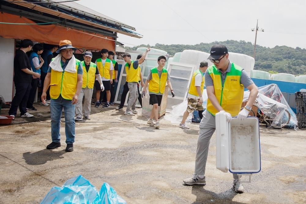 캠퍼스 환경정화 활동에 참여해 쓰레기를 줍고 있는 김 총장(오른쪽)과 대학 관계자들. 광주대 제공