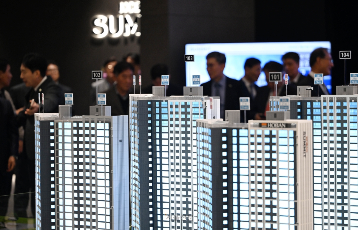 경기 시흥 거모지구에 들어설 ‘호반써밋 시흥거모 B1블록’의 견본주택이 지난 20일 시흥시 광석동에서 문을 연 가운데, 견본주택에 마련된 지하 2층~지상 24층, 4개 동 총 353가구로 구성되는 단지의 모형. 홍윤기 기자