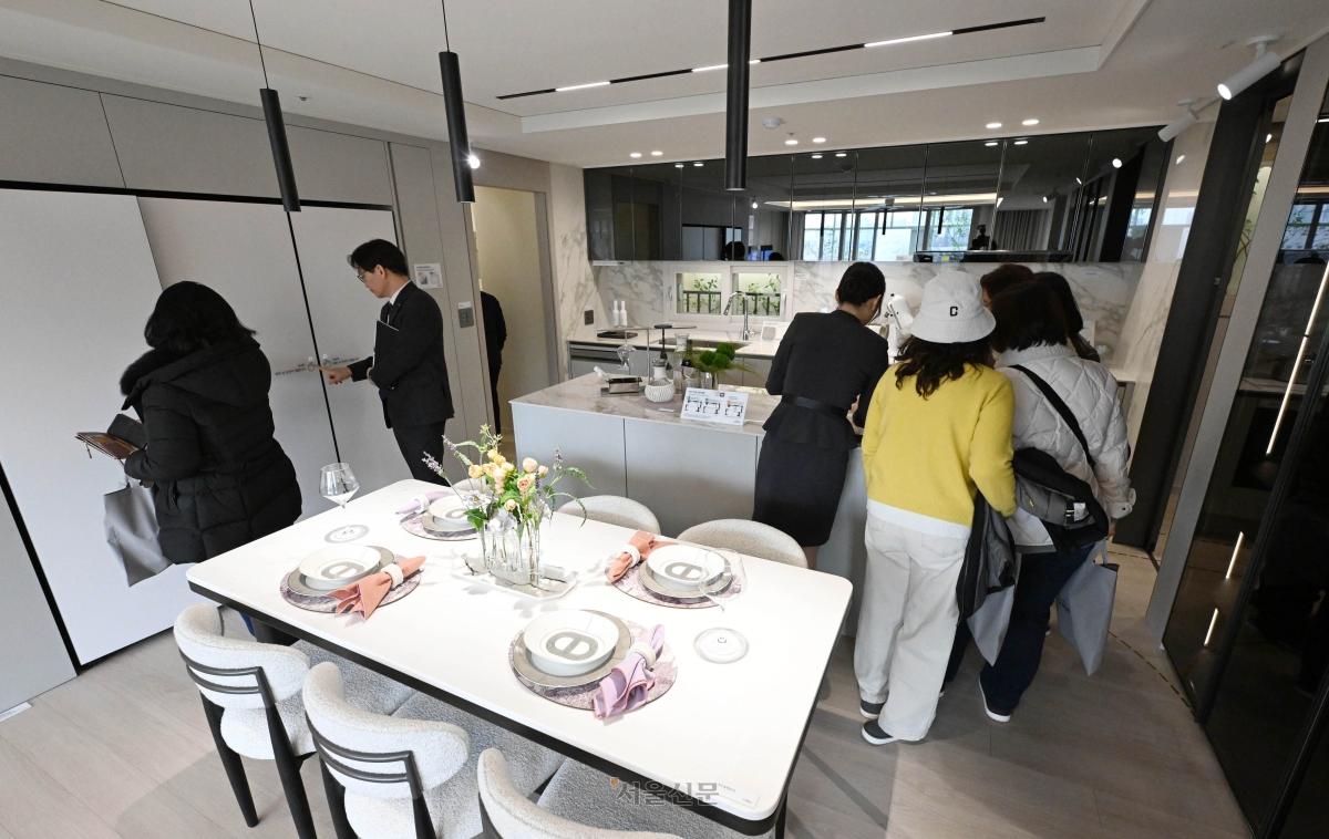 경기 시흥 거모지구에 들어설 ‘호반써밋 시흥거모 B1블록’의 견본주택이 지난 20일 시흥시 광석동에서 문을 연 가운데, 방문객들이 내부 인테리어를 꼼꼼히 둘러보고 있다.  홍윤기 기자