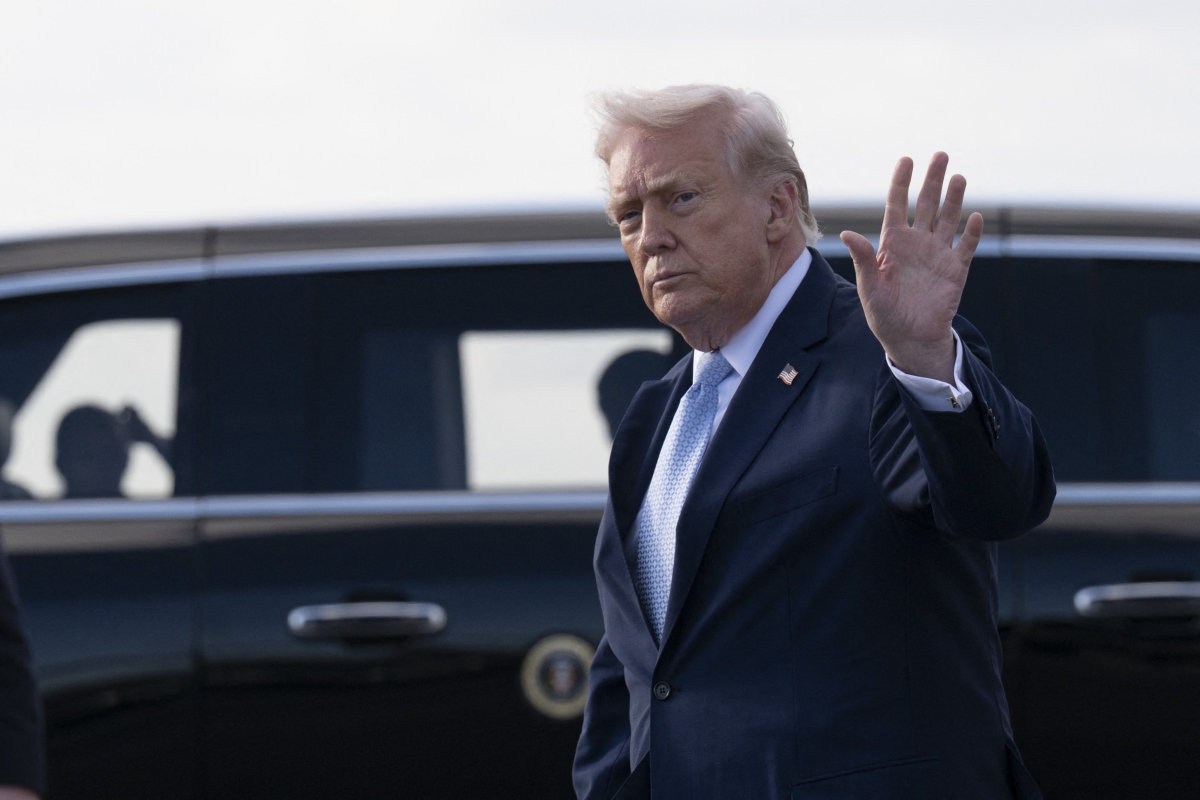 도널드 트럼프 미국 대통령이 20일(현지시간) 플로리다주 팜비치 국제공항에 도착해 손을 흔들고 있다. 트럼프 대통령은 백악관이 아닌 플로리다주 팜비치의 자택 마러라고 리조트에서 이번 주말을 보냈다. 팜비치 AFP 연합뉴스