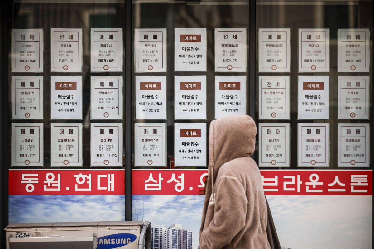 이재명 대통령이 부동산 시장 정상화를 위해 ‘다주택 공직자의 부동산 정책 라인 배제’라는 고강도 압박 카드를 꺼낸 22일 서울 시내의 한 공인중개업소 사무실 한 켠에 매물 정보가 빼곡히 붙어 있다. 뉴시스
